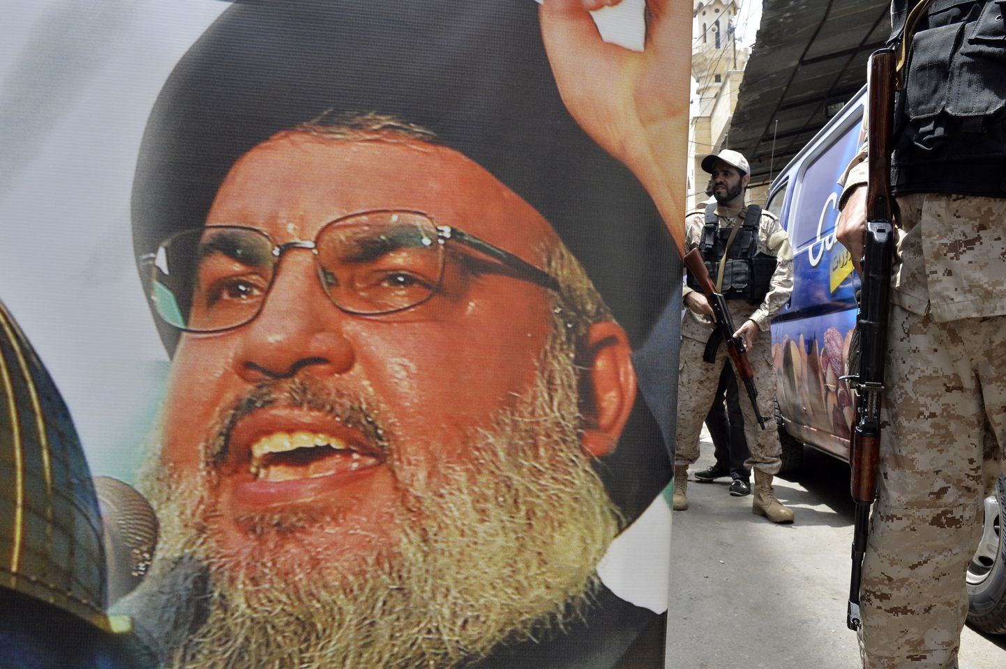 Palestiina võitlejad Hassan Nasrallah' plakati kõrval.