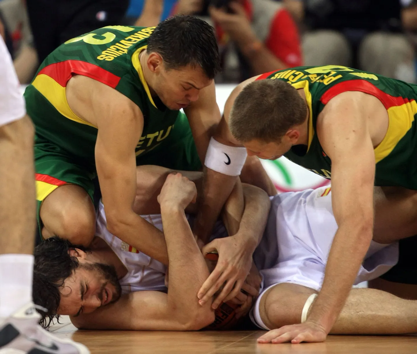 Pau Gasol (pikali) leedulaste haardes.
