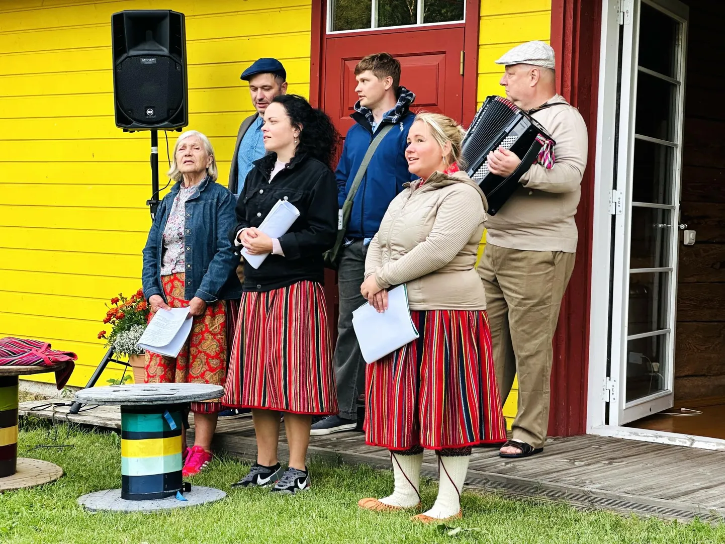 Kihnus Metsamaa pärimuskeskuse õuel algasid 1944. aasta paadipõgenemist kajastava suvelavastuse "Kodoaknad ei unu" proovid, milles kutseliste näitlejate ja lauljate kõrval teevad kaasa kihnlasedki.