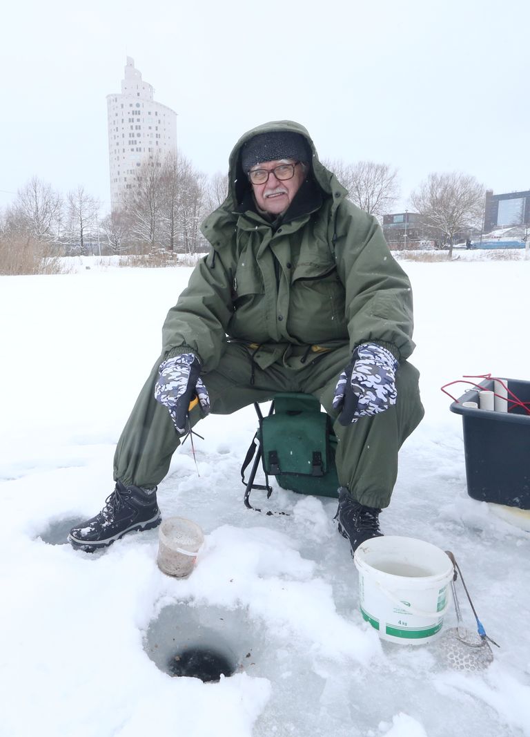 Kalamees Hillar Johansson istus täna Anne kanalil jääaugu ääres üksi, teisi kalastajaid läheduses polnud.