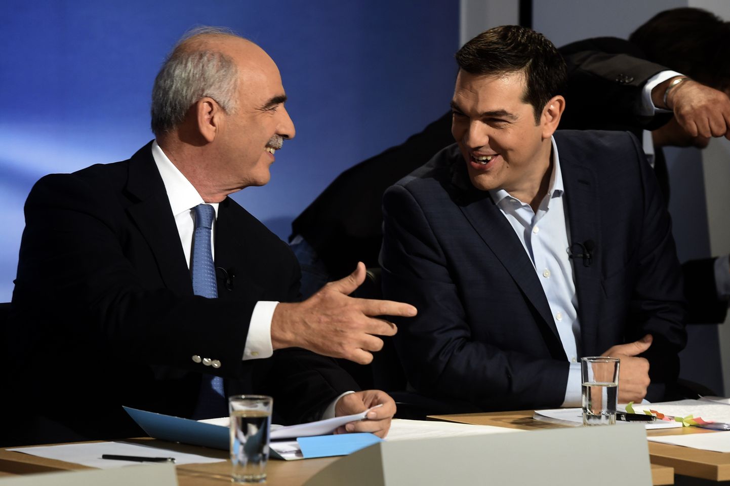 Alexis Tsipras (paremal) ja Vangelis Meimarakis riigitelevisioonis debatil.