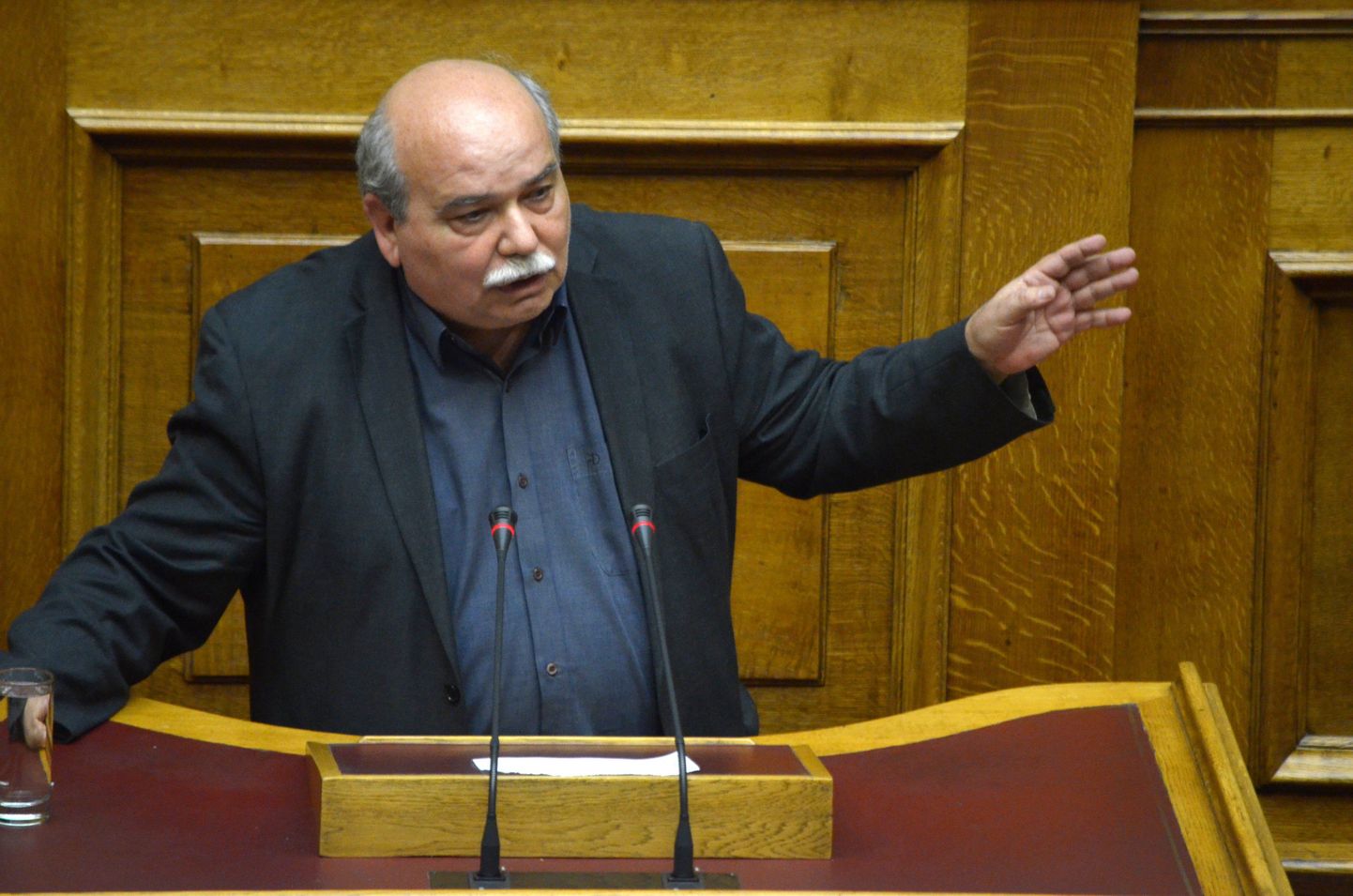 Siseministri Nikos Voutsise sõnul ei pea Kreeka kellelegi aru andma.