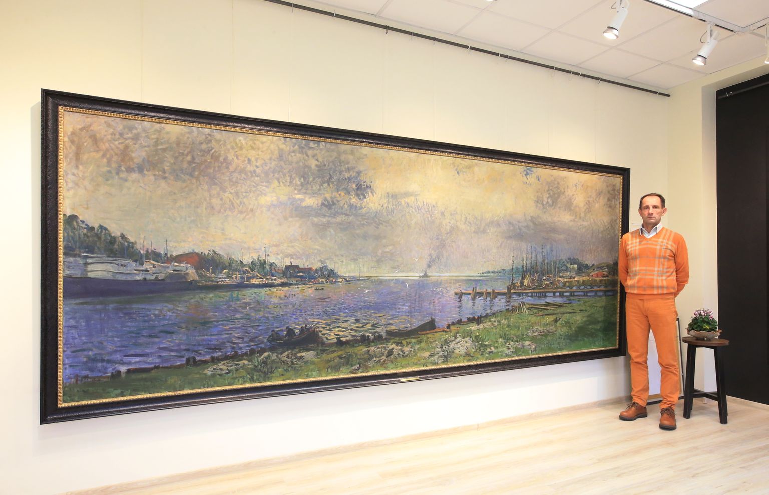 Pärnu abilinnapea Meelis Kukk ostis E-kunstisalongi oksjonilt Päru linnavalitsuse esindajana Elmar Kitse maali «Pärnu jõgi».