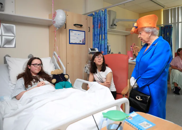 Kuninganna Elizabeth II külastas Manchesteri lastehaiglat, kus on 22. mai rünnakus kannatada saanud lapsed ravil