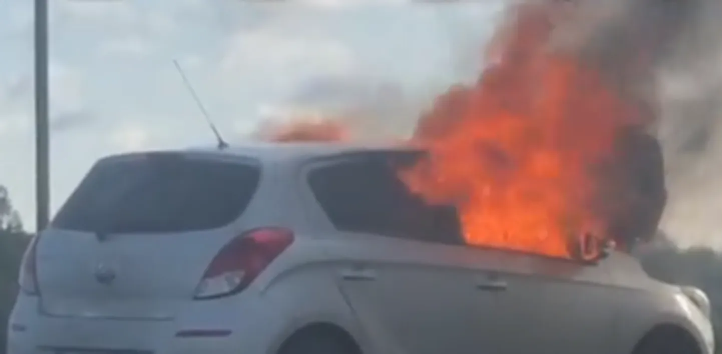 Laulja Kaire Vilgatsi auto, mis täna hommikul maanteel põlema läks.