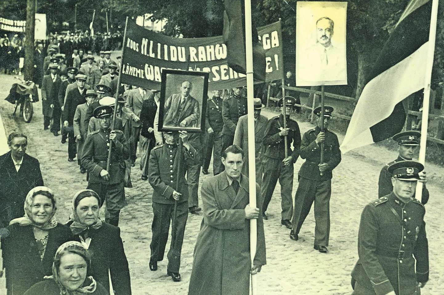 „RÕÕMUMIITINGU“ TEEL: See pilt on tehtud Kuressaares 7. augustil 1940. Rongkäik on teel lossihoovi, kus toimus „pidulik“ miiting seoses eesti „astumisega“ Nõukogude Liidu koosseisu. Ees keskel kannab lippu endine kriminaalpolitsei komissar Mihkel Käe, kes õigel ajal vahetas poolt ja kandis hiljem keelt paljude oma kolleegide peale.