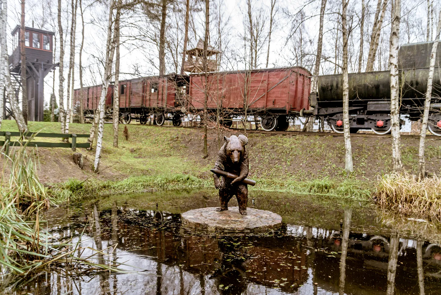 Поезд пресекает границу. Иллюстративное фото