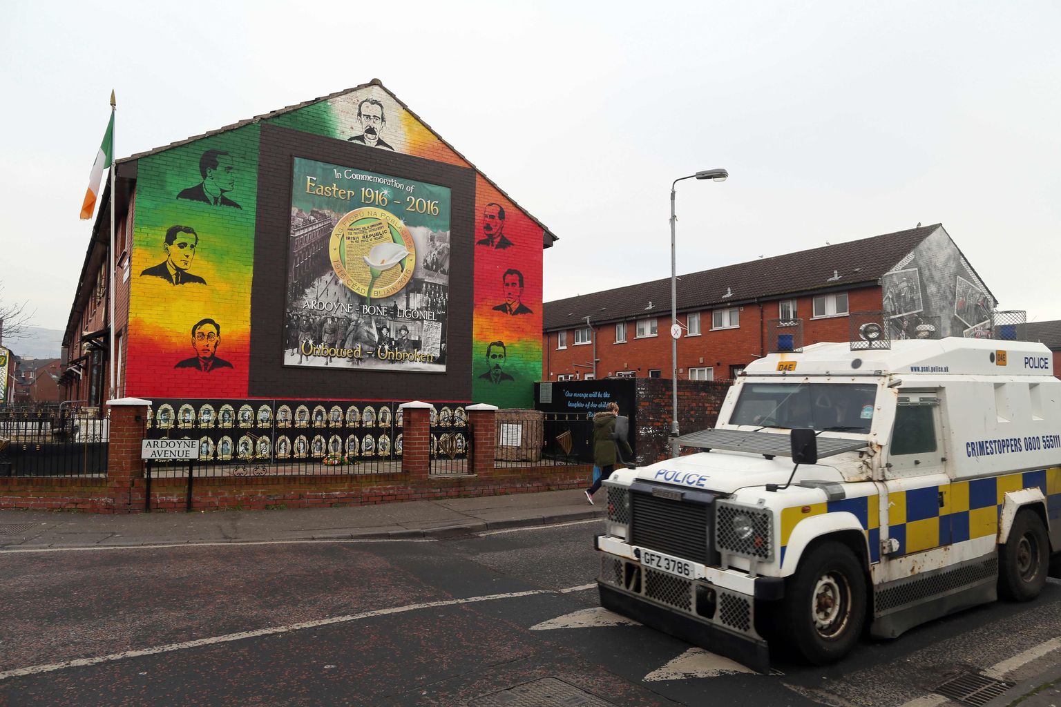 Soomustatud politseiauto Belfasti katoliiklaste linnaosas.
