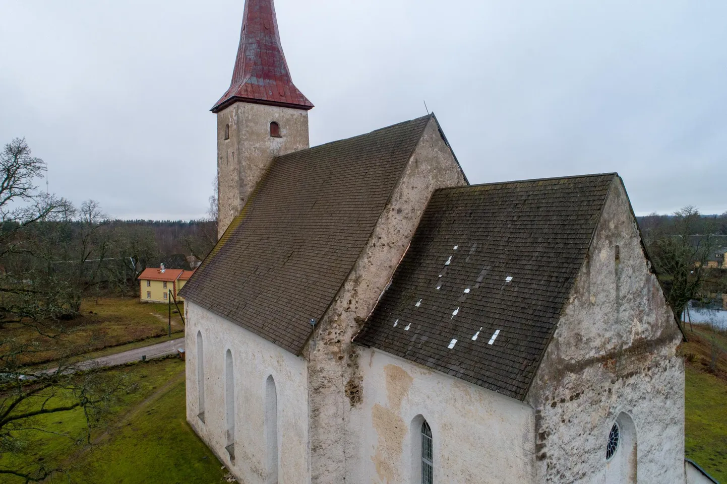 Suure-Jaani kirikut ootavad remonditööd. Esimesena saab uue katuse idaküljes asuv kooriruum.