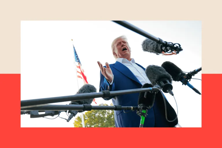 Дональд Трамп разговаривает с журналистами.