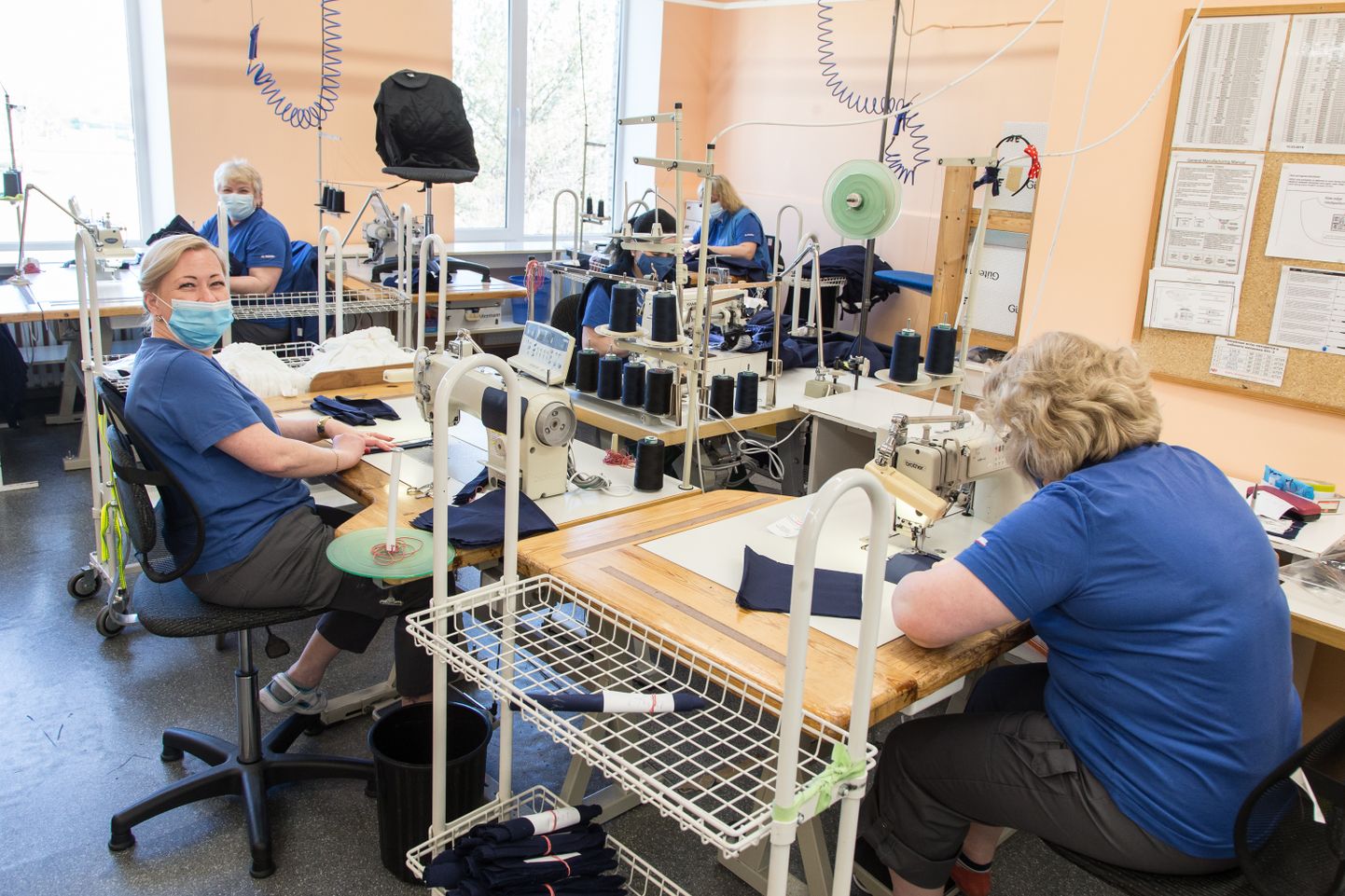 250 работников специализирующейся главным образом на пошиве спецодежды и расположенной в Кивиыли швейной фирмы продолжают работу.