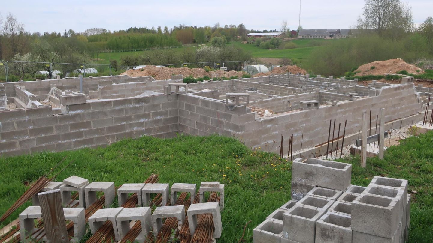 Valgjärve külakeskuse ehitusel on seni kulunud 100 000 eurot, millega on püsti saadud müürid.
