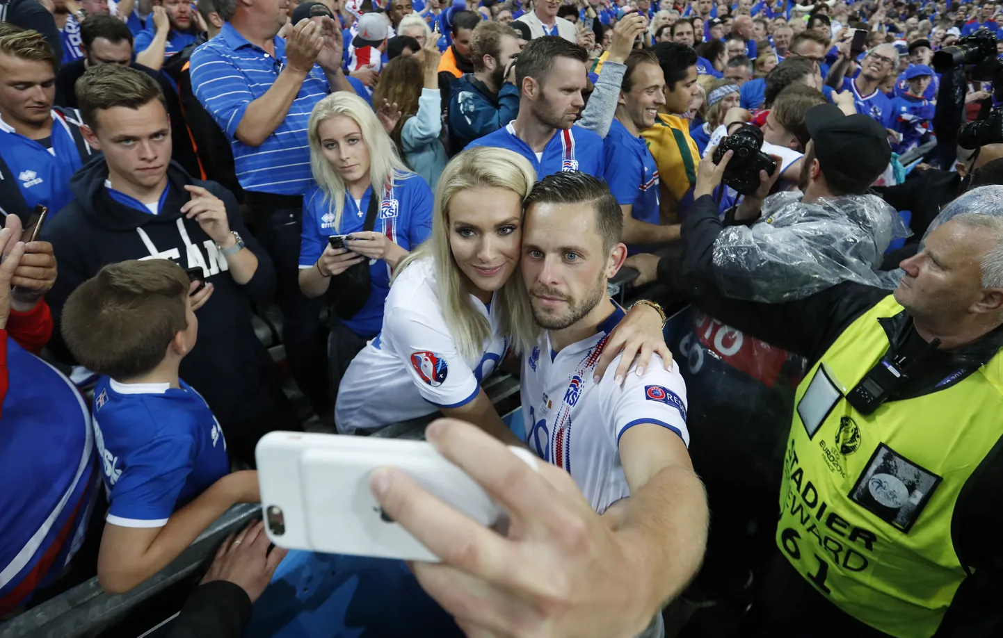 Gylfi Sigurdsson koos elukaaslase Alexandra Ivarsdottiriga.