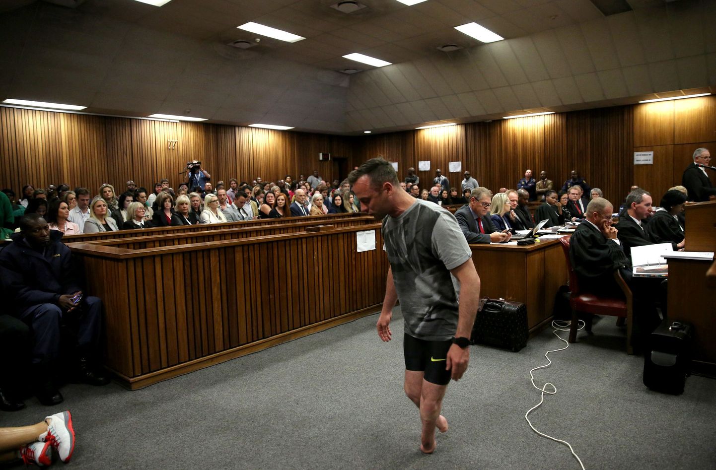 Oscar Pistorius 15. juunil kohtus demonstreerimas, kuidas ta ilma proteesjalgadeta liigub