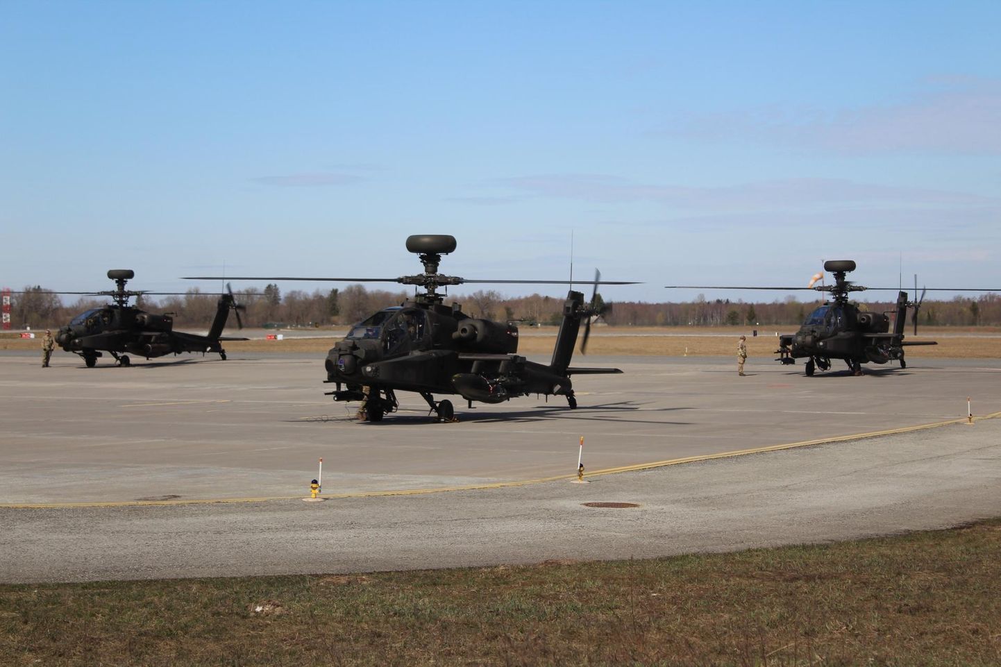 Eestis maandunud ründekopterid Apache.