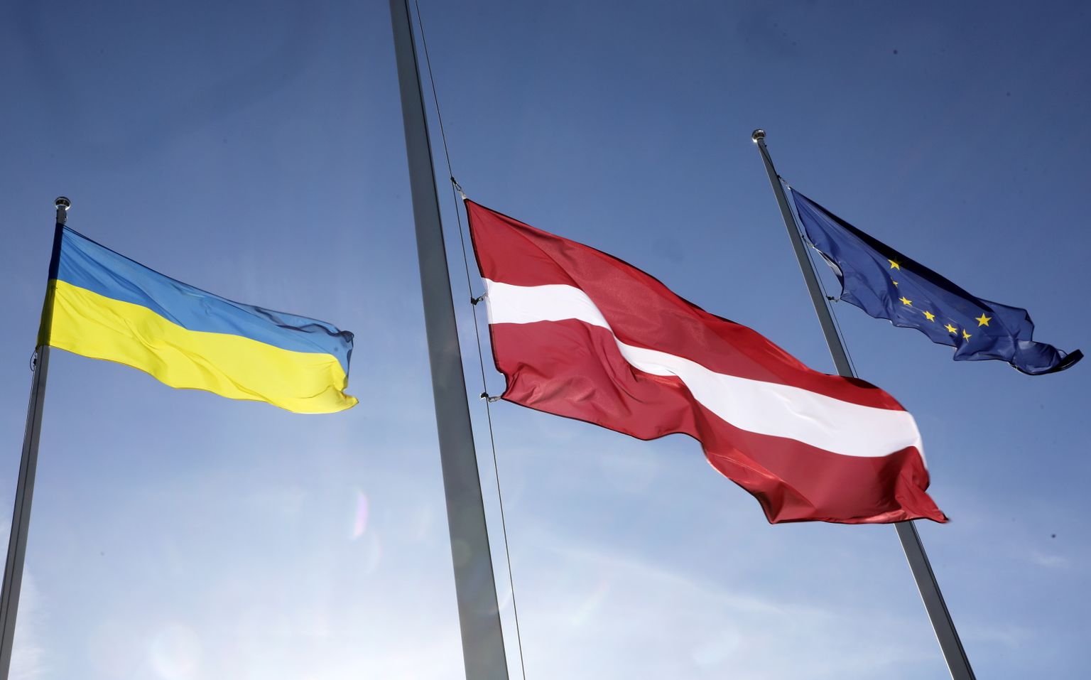Ukrainas kara upuru piemiņas dienā Rīgas pils Svētā Gara tornī tiek pacelti Ukrainas, Latvijas un Eiropas Savienības karogi.
