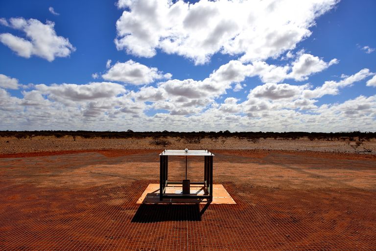 Vanimate tähtede signaalid püüti kinni selle väikese EDGES teleskoobiga Austraalia kõrbes
