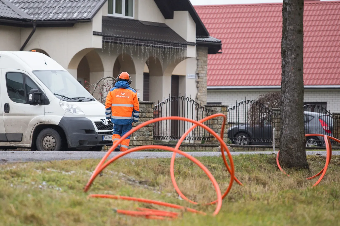 Juba aastal 2017 veeti kiudoptiline kaabel kiire interneti jaoks Toila valda Pühajõe külla, kus asub ka koolimaja, ent valla suurimasse keskusesse Toila alevikku pole see siiani jõudnud.