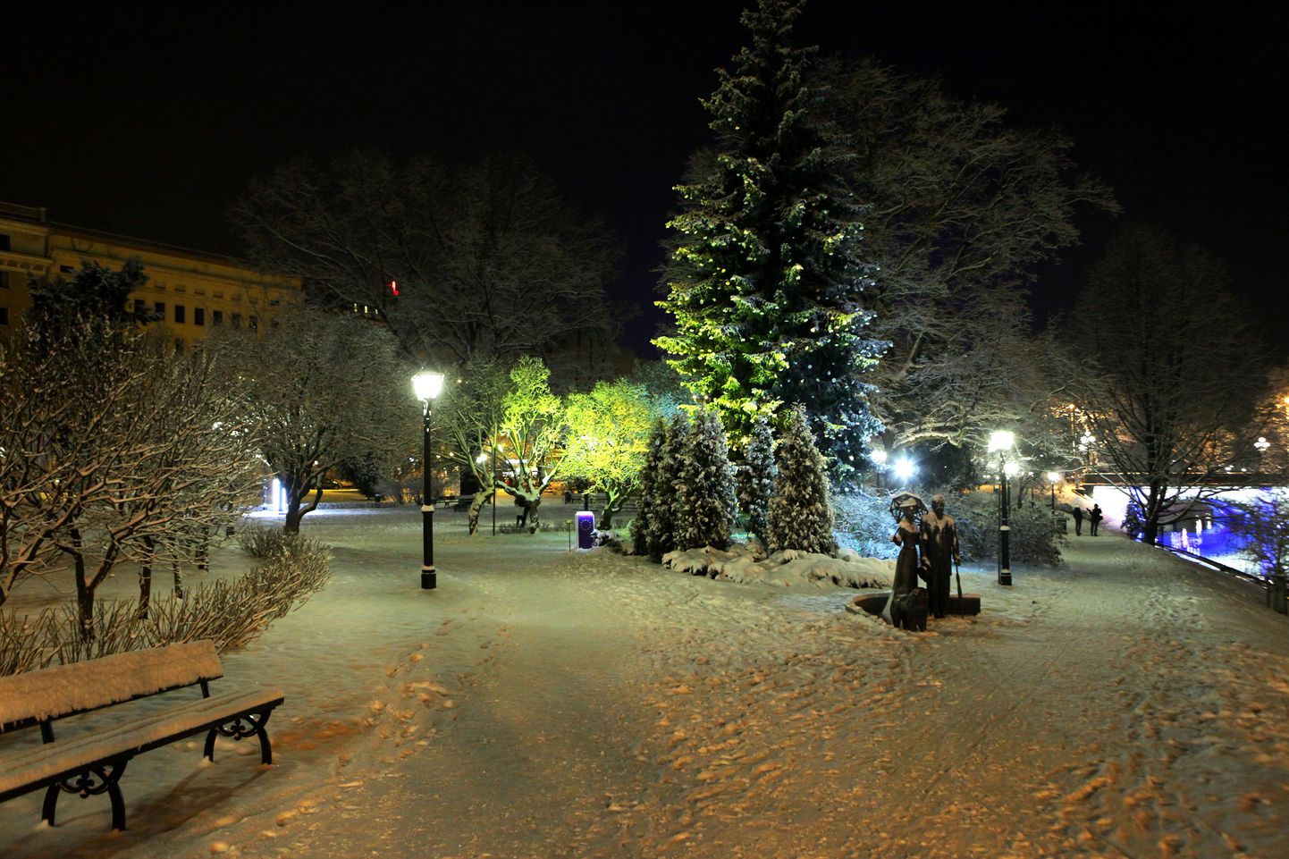 Ziemas nakts Latvijas Nacionālās operas skvērā 2012. gadā.