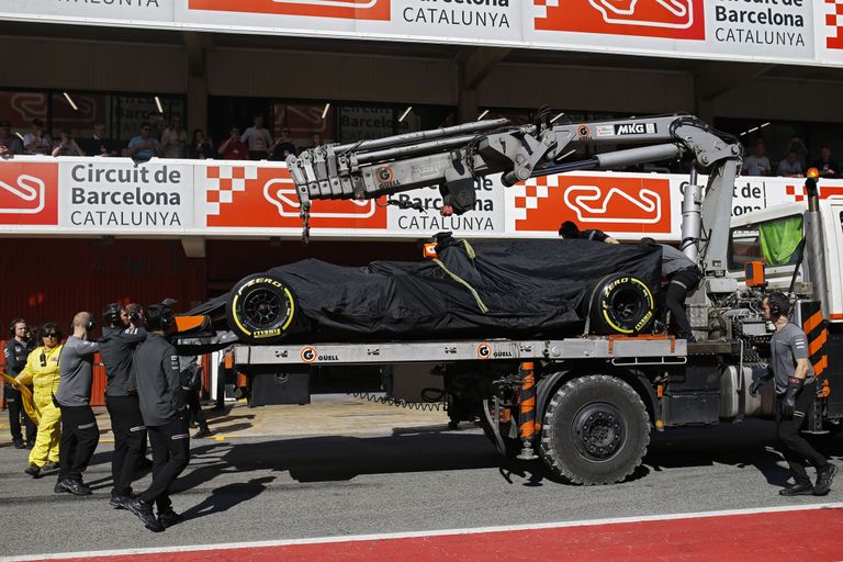Barcelona testirajal kahe nädala jooksul juba tavapäraseks saanud pilt: McLareni auto treileril. FOTO: Francisco Seco/AP/Scanpix