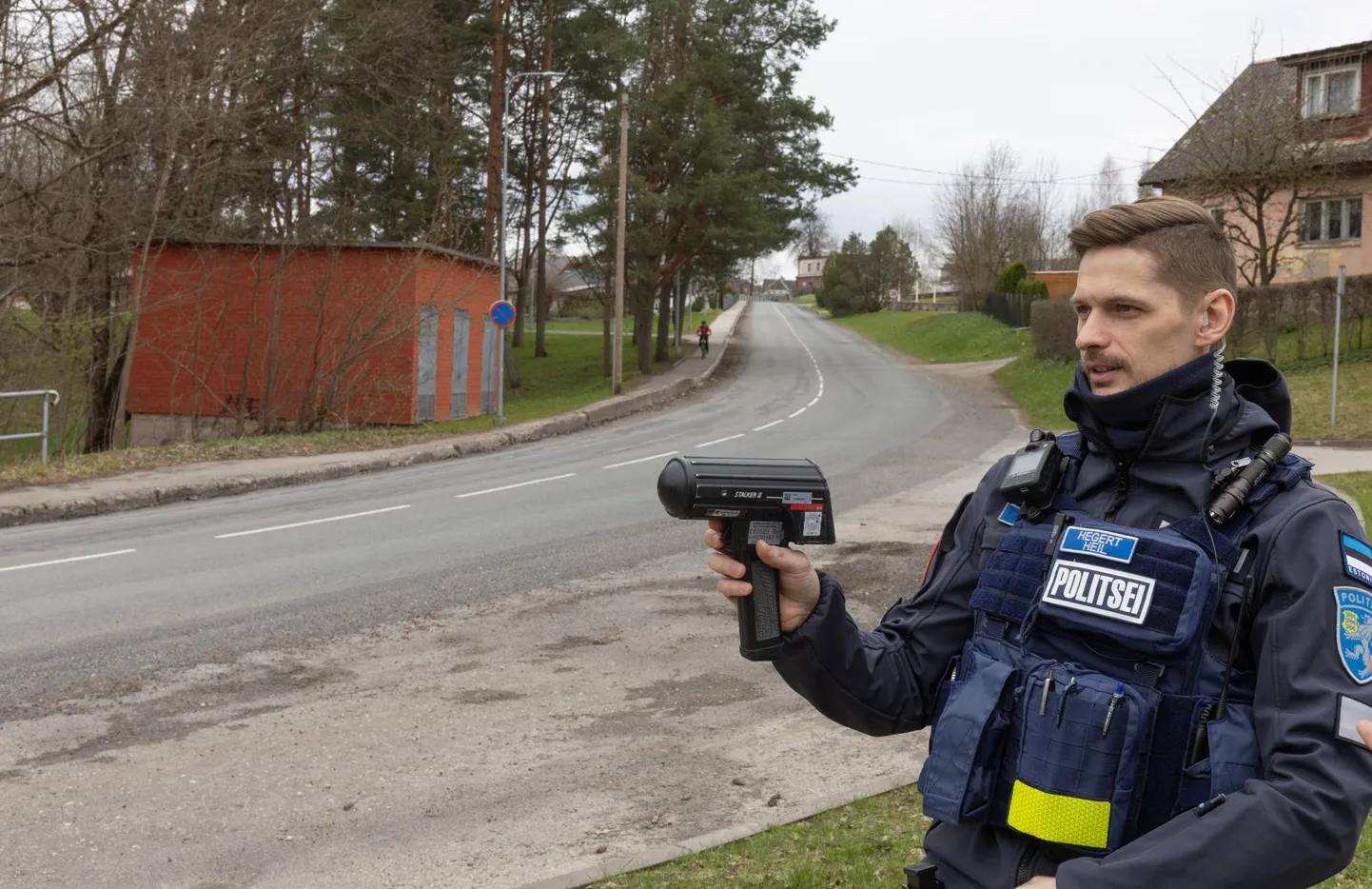 Viljandi patrullpolitseinik Hegert Heil sõidukite kiirust mõõtmas.