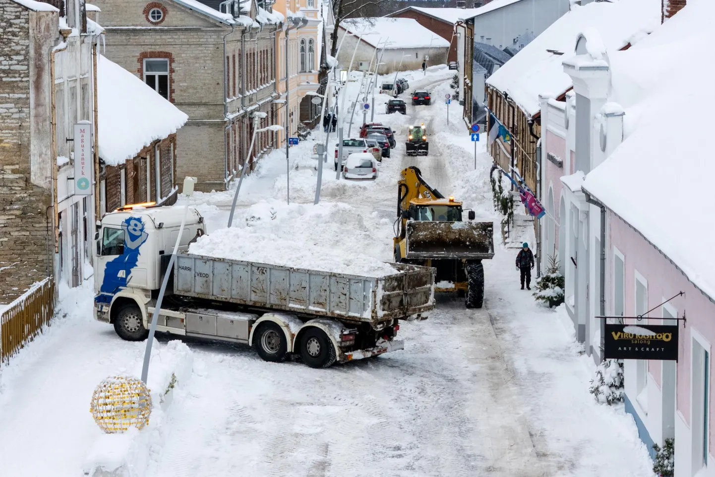 Rakvere Pikk tänav ägiseb lume all ja nii peab rasketehnikaga lume välja vedama.