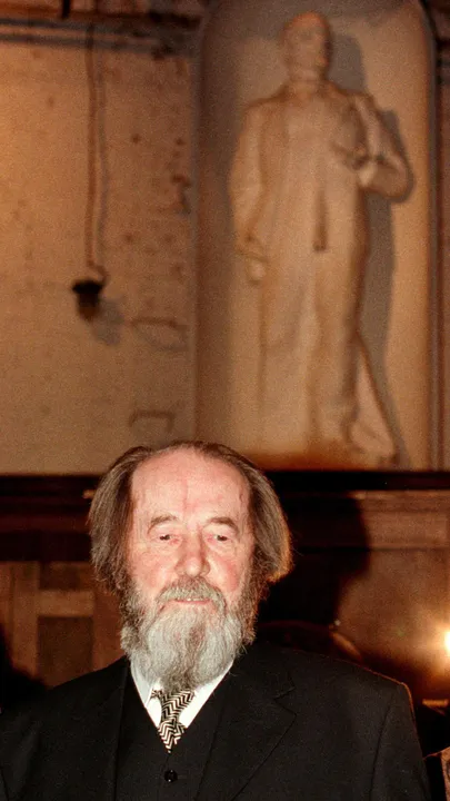 Aleksandr Solženitsõn 1998. aastal Taganka teatri fuajees Lenini kuju all.