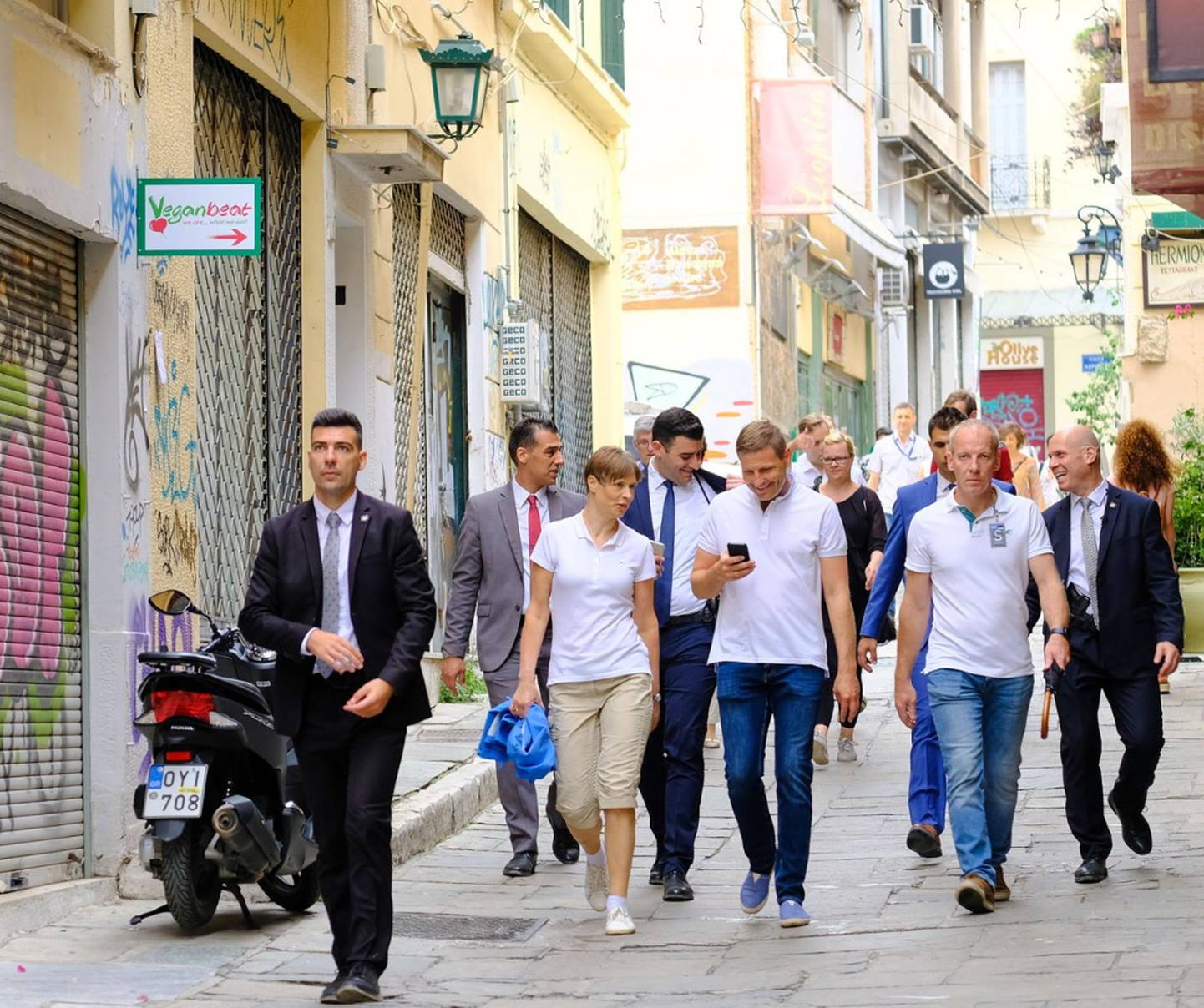 President Kersti Kaljulaid ja riigikogu liige Hanno Pevkur jalutamas läbi Ateena tagasi hommikuselt külaskäigult akropoli. Selleks oli turvameeste esimene ehmatus plaanimuutuse pärast üle läinud.