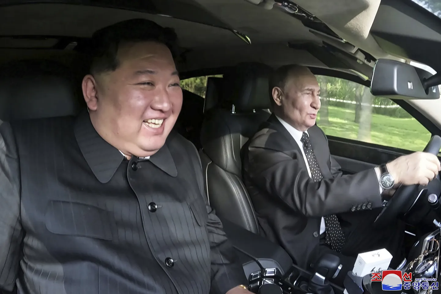 Põhja-Korea diktaator autos koos Venemaa ametikaaslase Vladimir Putiniga Pyongyangis 19. juunil 2024. aastal.