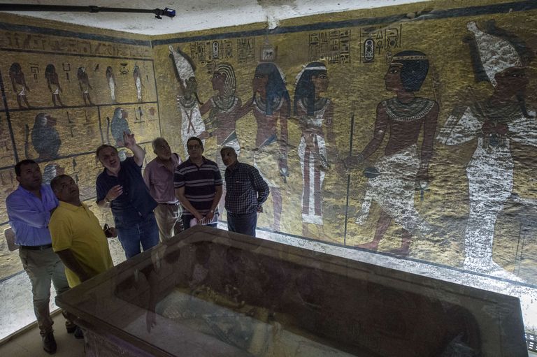Egiptuse võimuesindajate ja arheoloogidegrupp uurimas Tutanhamoni hauakambri seisundit 2017