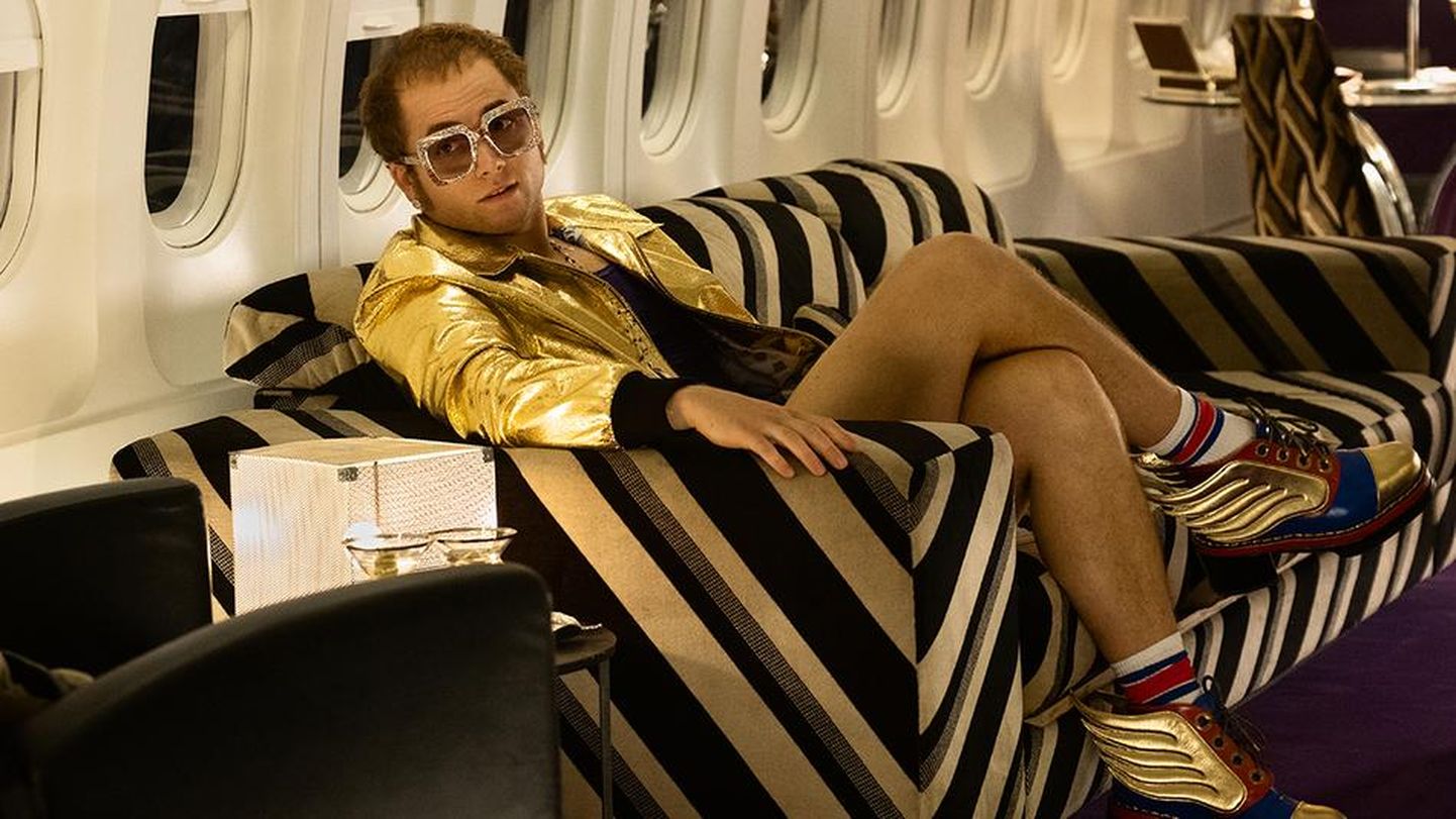 Elton John jõudehetkel ehk glamuur kuubis. Kas teie suudaksite sellised käimad väärikalt välja kanda?