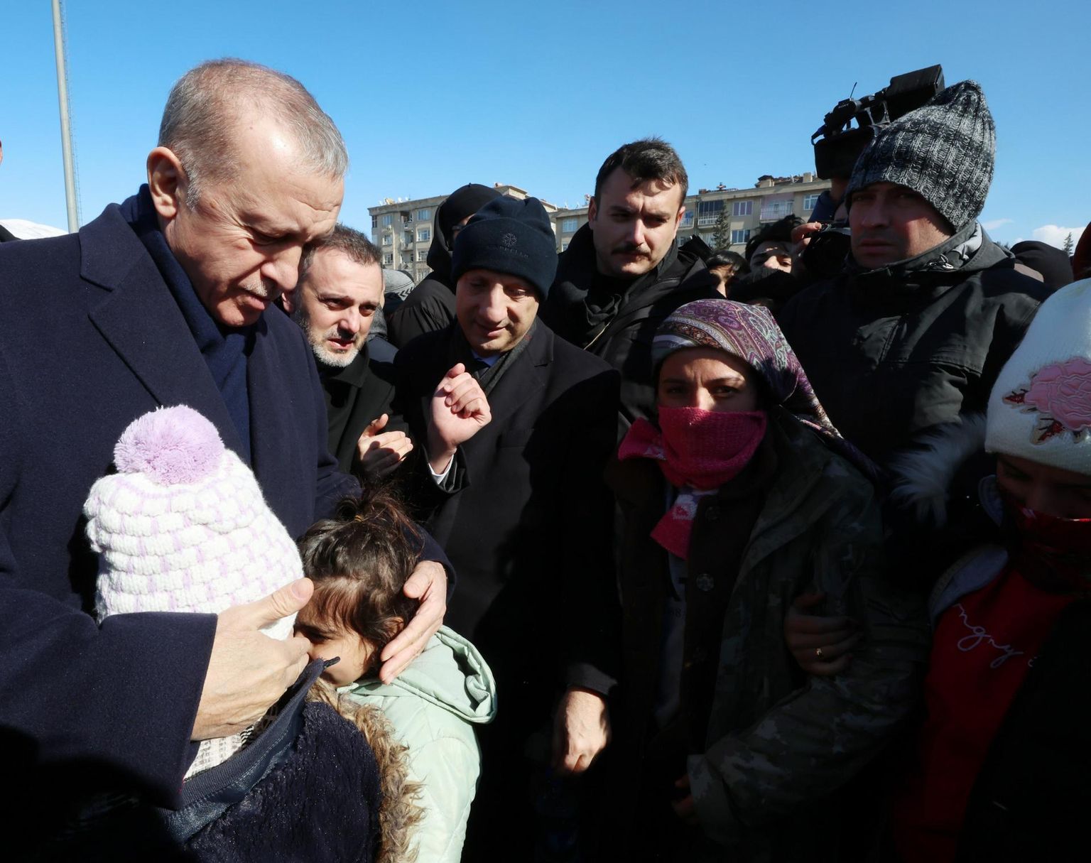 Türgi president Recep Tayyip Erdoğan (vasakul) embab eile lapsi telklaagris, mis on seatud Kahramanmaraşe linna üles maavärinas kannatanutele. 