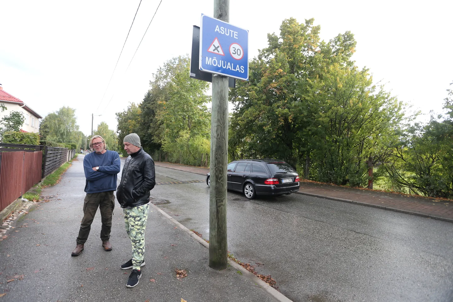 Raul Sainast (vasakul) ja Tiit Efert on Peetri tänava parkimiskorralduse pärast pahased.