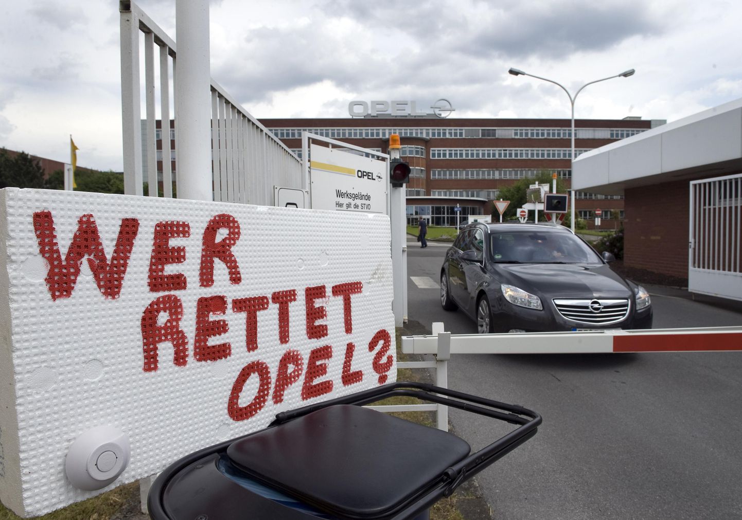 Kes päästab Opeli, küsitakse Saksamaal Bochumis asuva tehase plakati vahendusel.