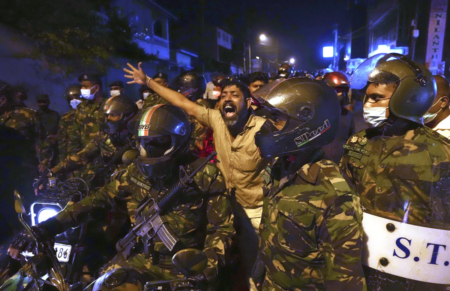 Meeleavaldus Sri Lanka presidendi Gotabaya Rajapaksamani eraresidentsi juures.