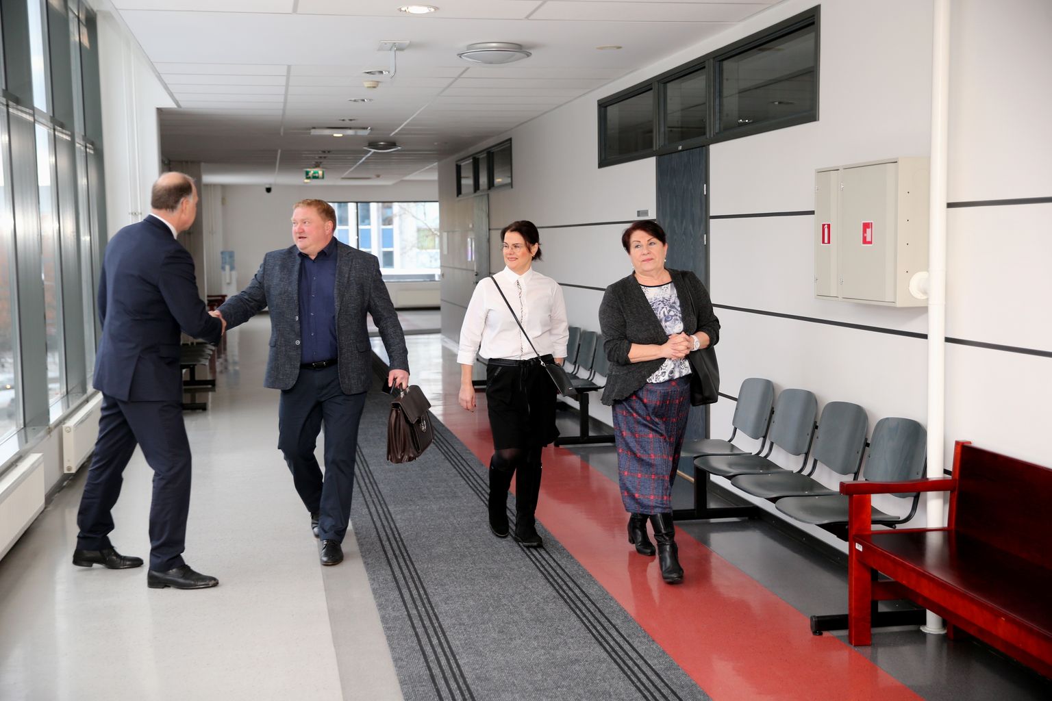 Endine Tartu abilinnapea Kajar Lember (vasakult teine) sisenemas kohtusaali 14. detsembril 2022.