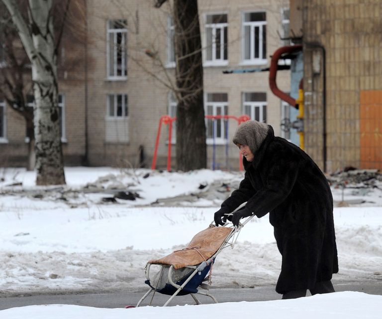 Vanaldane naine okupeeritud Donetski tänavatel. 