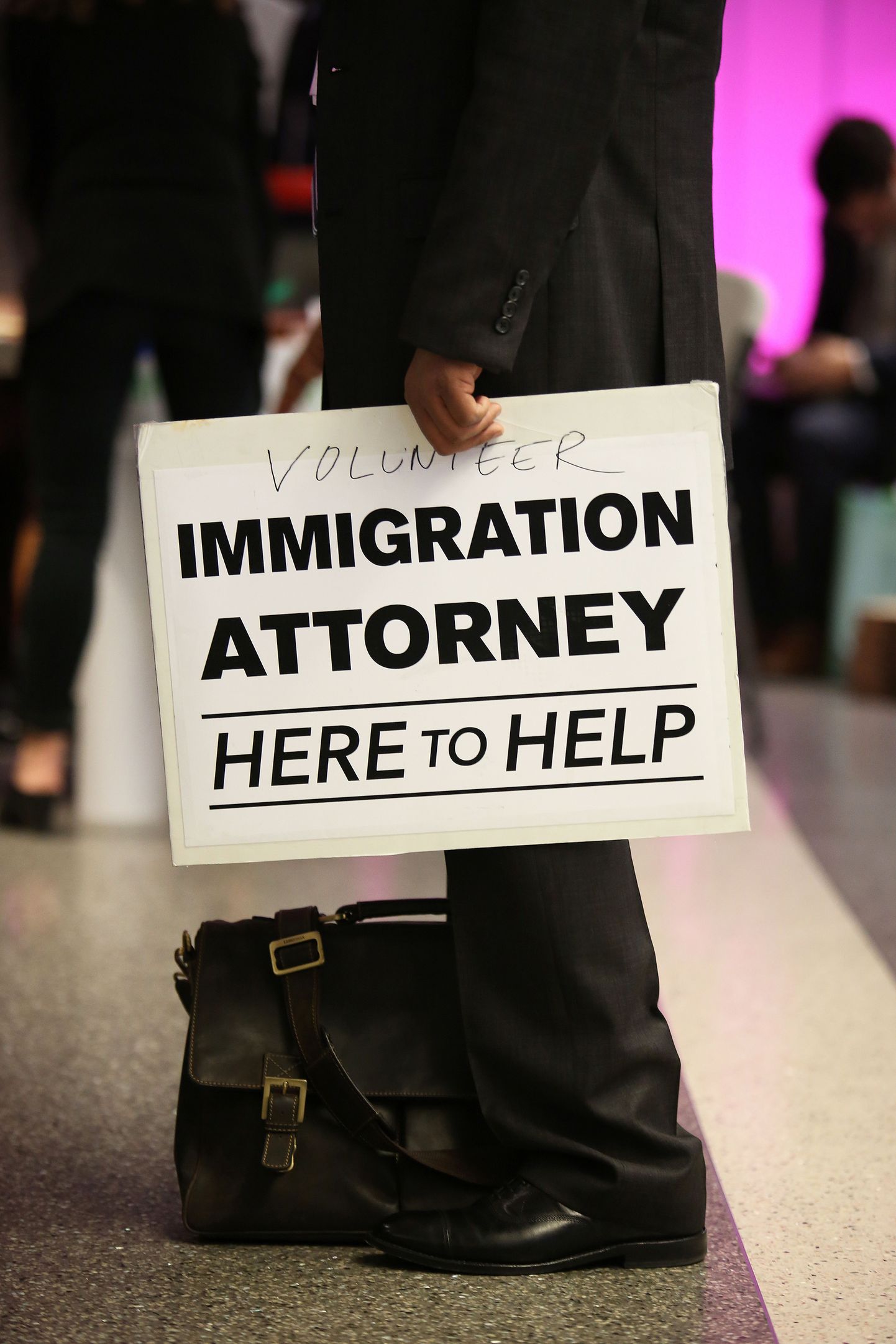 Immigratsiooniga tegelev advokaat Los Angelese lennujaamas tasuta abi pakkumas