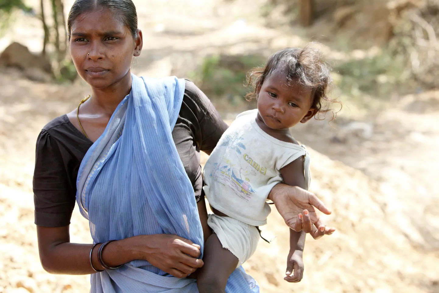 India naine lapsega. Pilt on illustreeriv