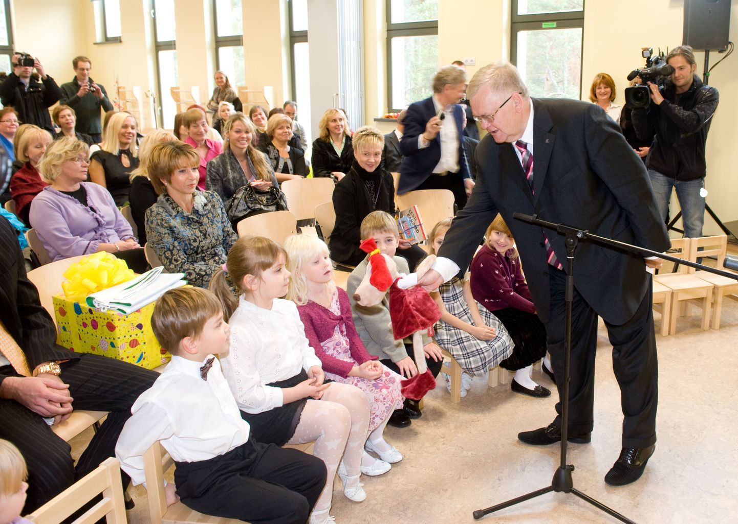 Tallinna linnapea Edgar Savisaar Rännaku lasteaia avamisel