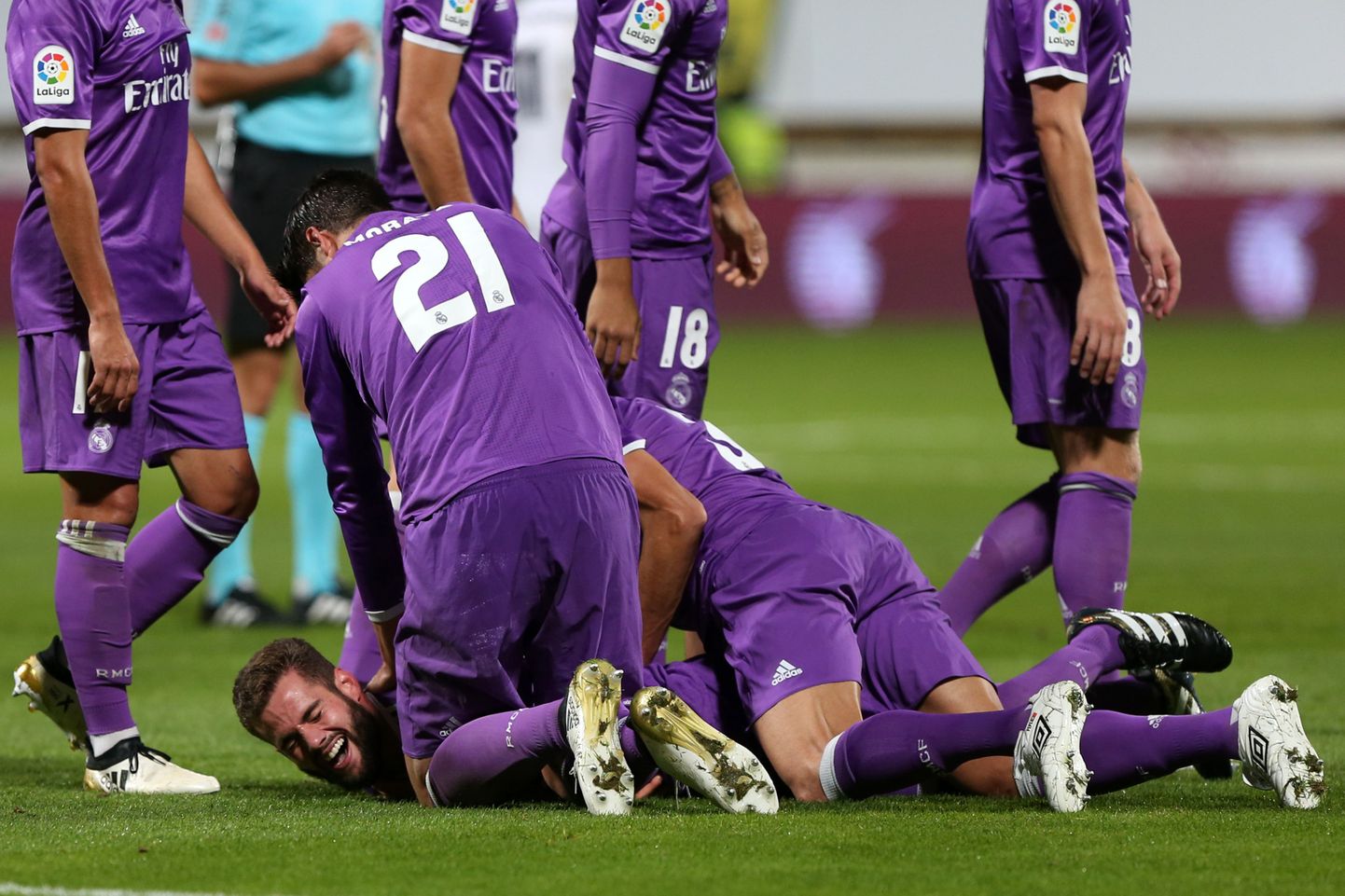 Madridi Reali mängijad tähistamas Nacho (pikali) väravat.