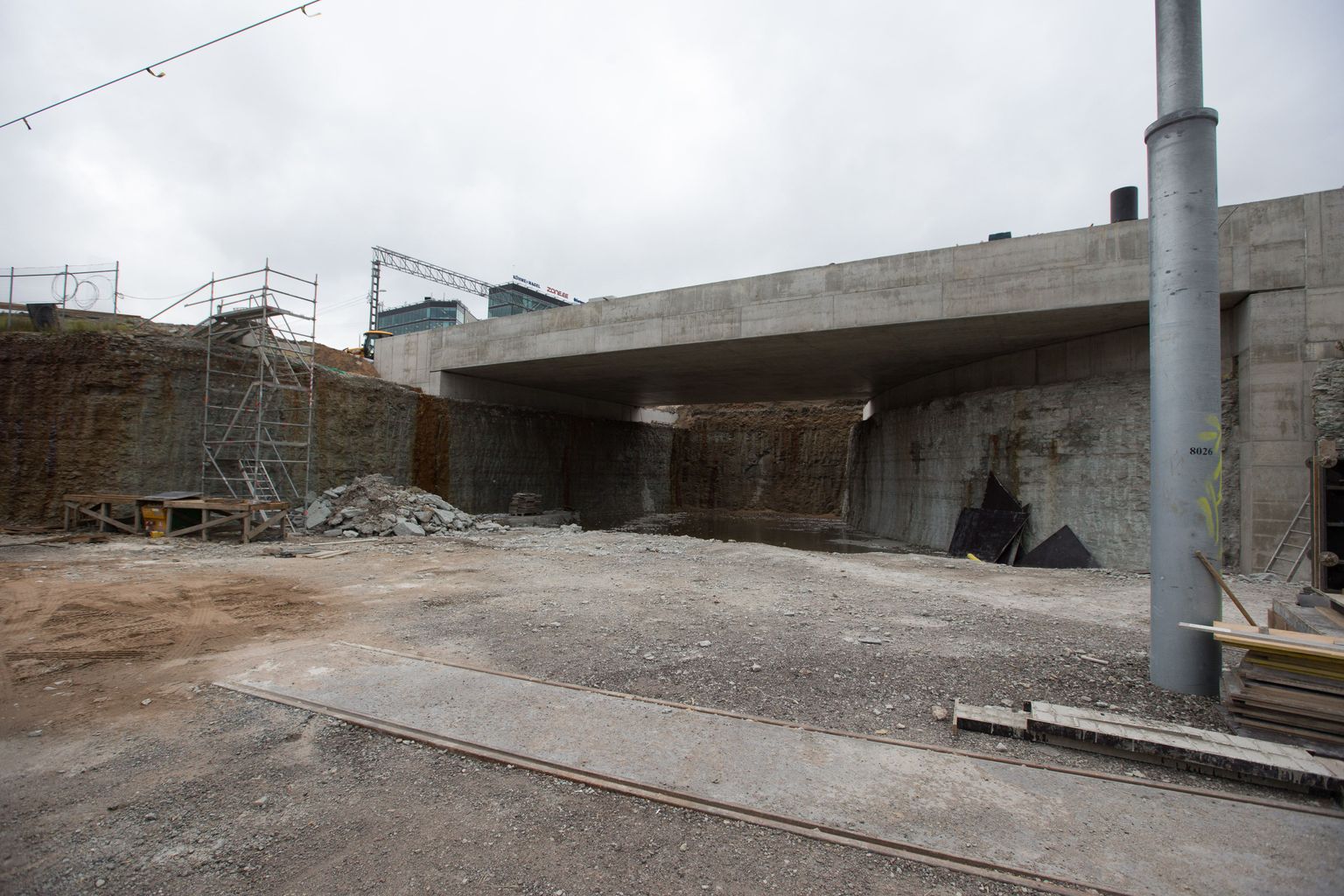 Lennujaama trammiliini ehitusel kaevatakse praegu raudtee alust tunnelit
