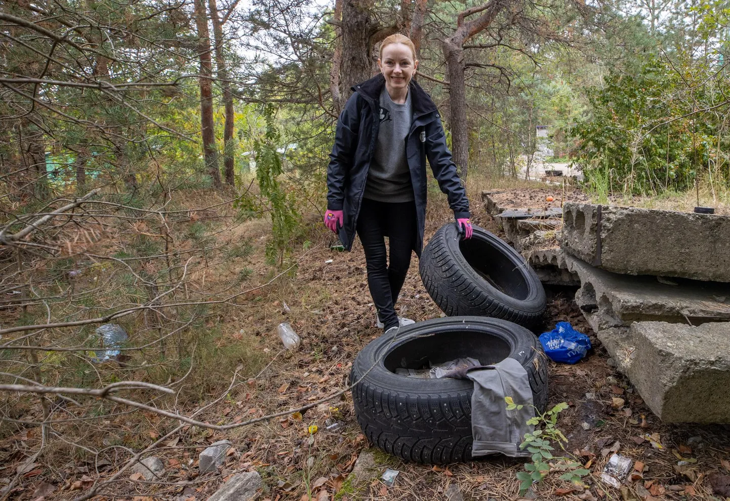 Koristuspäeva Eesti eestvedaja Elike Saviorg tõmbas juba paar päeva varem töökindad kätte ja otsis mõned metsaalused rehvikohad üles.