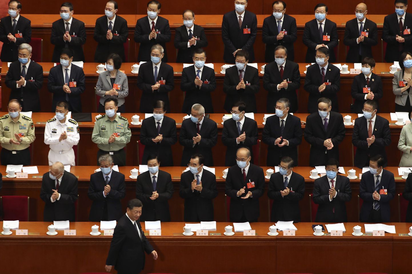 Hiina rahvakongressi saadikud aplodeerivad president Xi Jinpingi saabumise puhul 22. mai 2020.