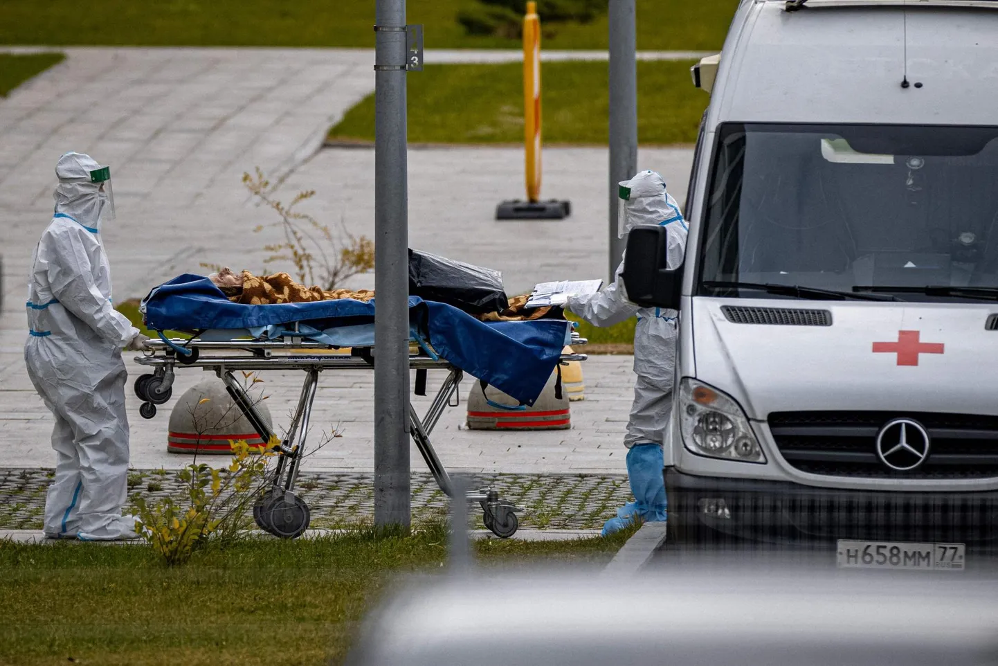Meedikud transpordivad koroonahaiget Moskva Kommunarka ­haiglasse.  FOTO: Dimitar Dilkoff / AFP / Scanpix