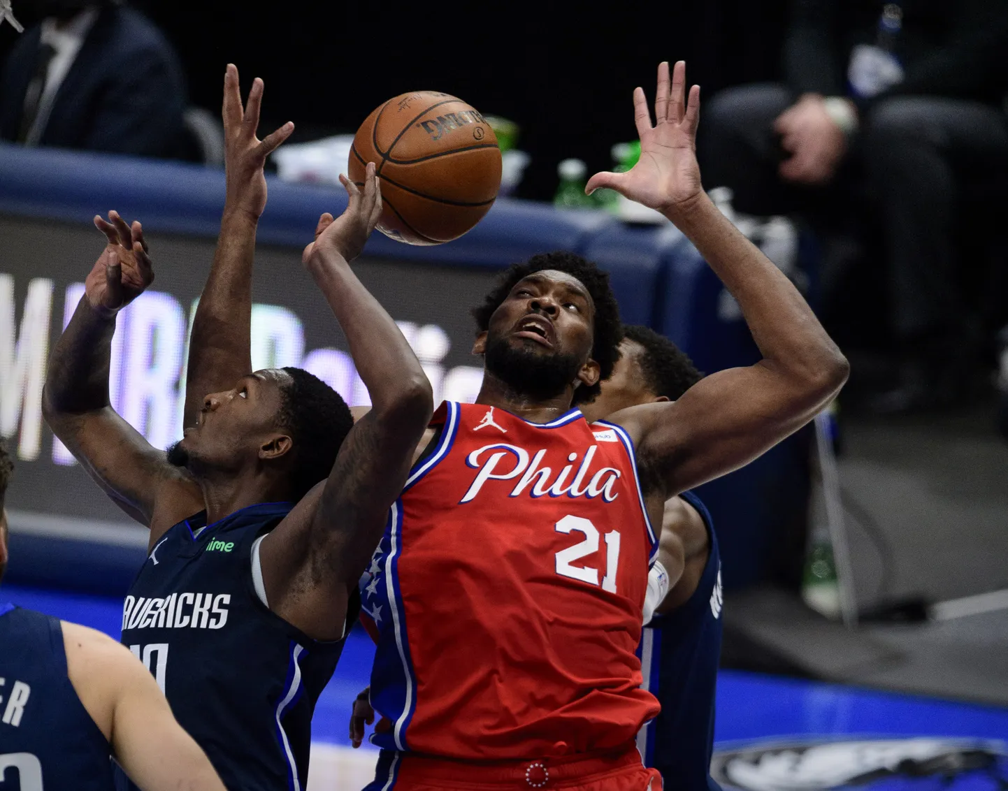 Joel Embiid (punases).