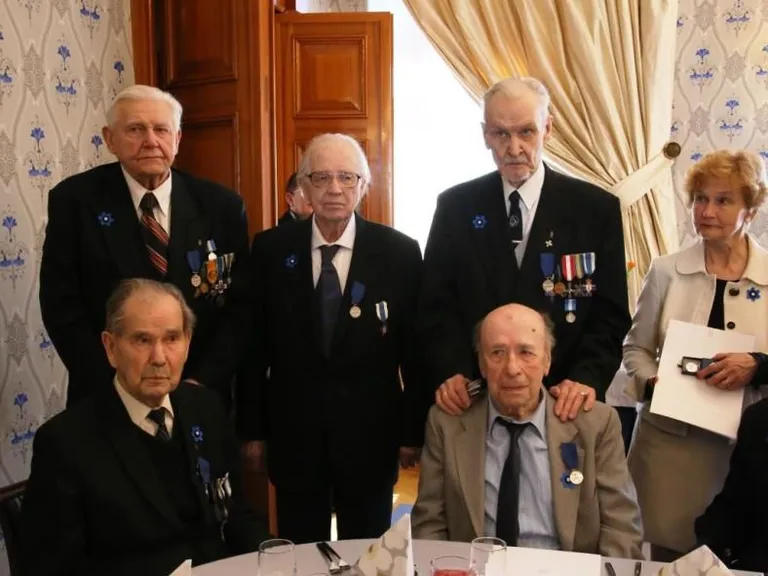 Lembit Kaselaan (istub vasakul), Boris Ugandu, Eiland Vilepill (seisab vasakul), Valdeko Raig ja Hans Hiiet ning Ilmar Kiissi medali võttis vastu ta tütar. Foto: Soome suursaatkond Tallinnas