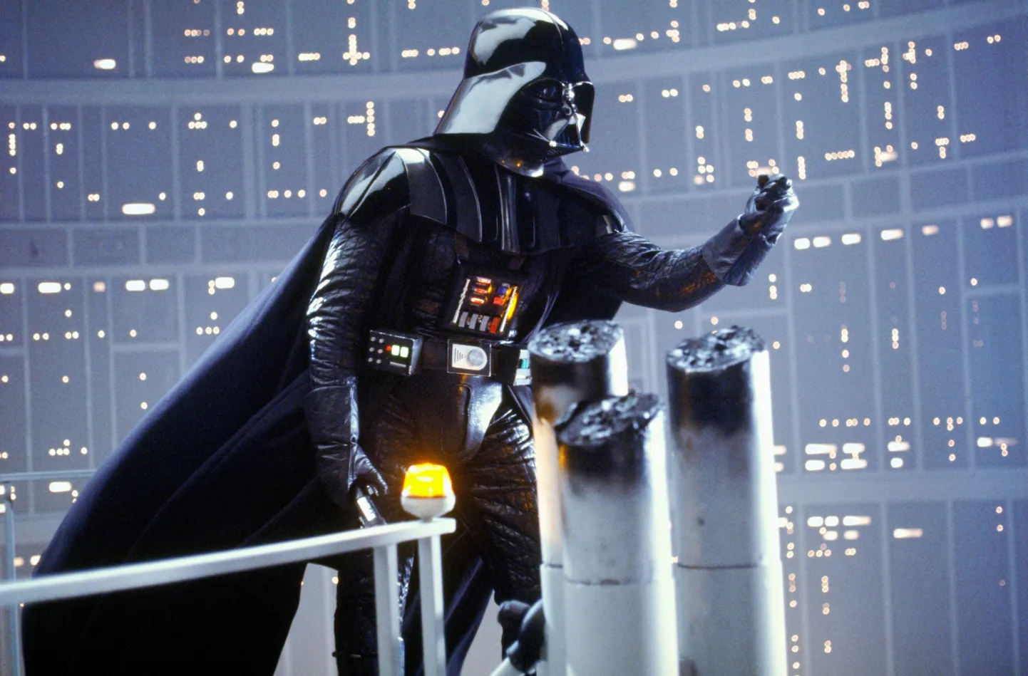 Kaader 1980. aasta filmist «Tähesõjad: osa V. Impeeriumi vastulöök». Darth Vader (James Earl Jones)