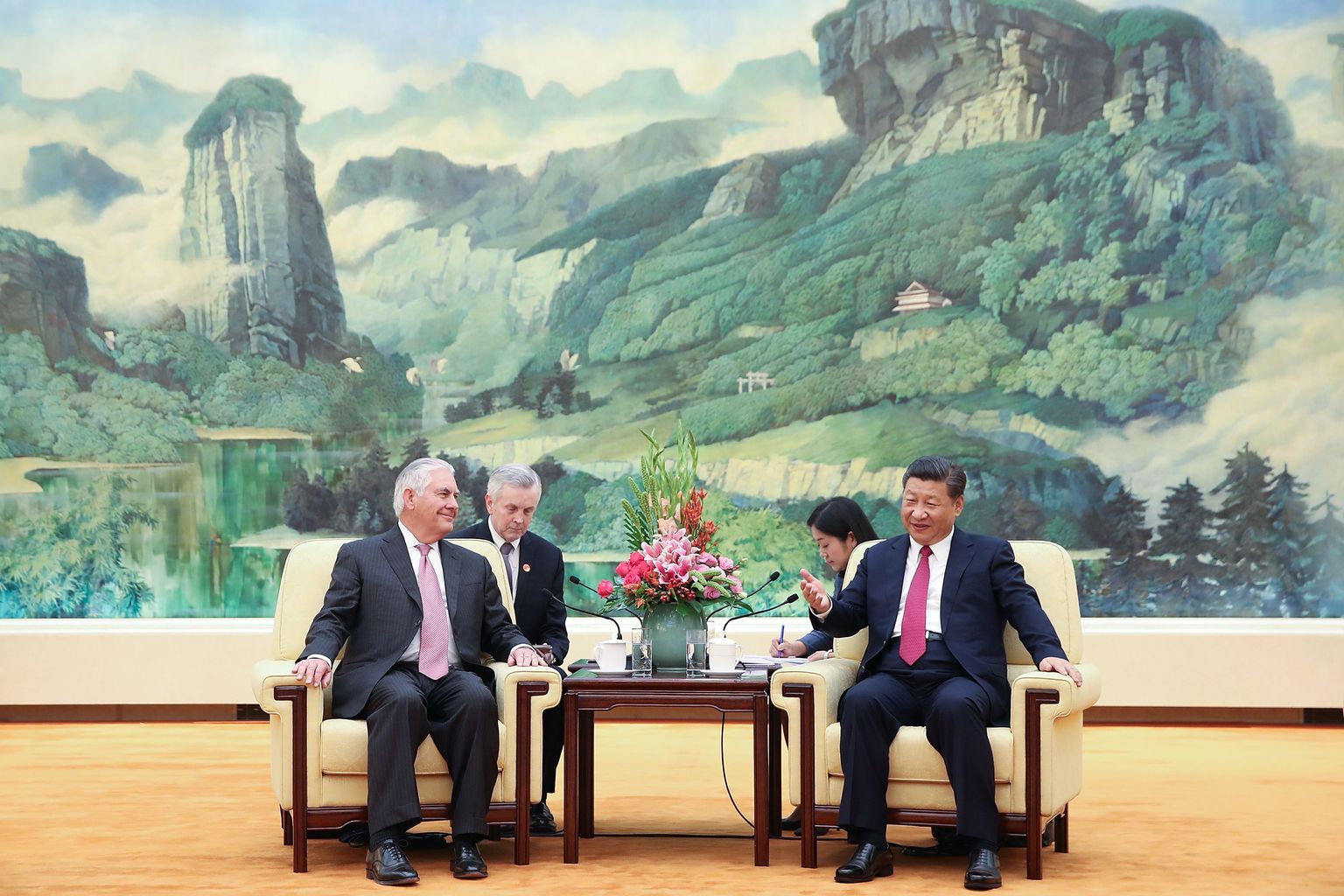 Ameerika Ühendriikide riigisekretär Rex Tillerson ütles läinud laupäeval Pekingis kohtumisel Hiina riigipea Xi Jinpingiga, et tema esmane eesmärk on püüda Põhja-Korea osas «asju maha rahustada».
