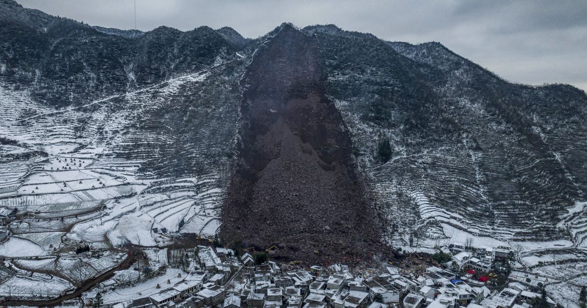 VIDEO ⟩ Hiinas vajus maa majadele peale, otsitakse laipu